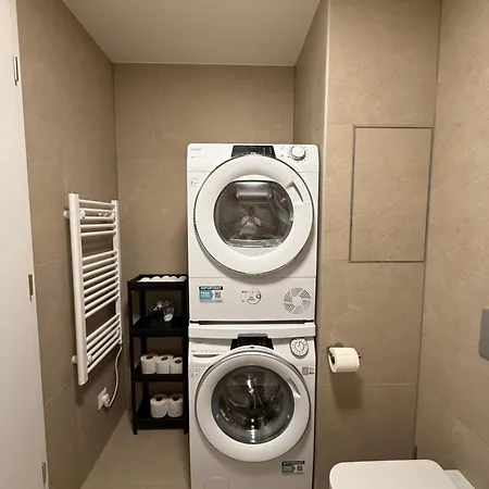 Liv Cashmere Nest W Balcony, Ac & Free Parking