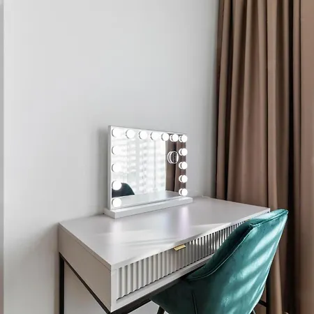 Liv Cashmere Nest W Balcony, Ac & Free Parking *