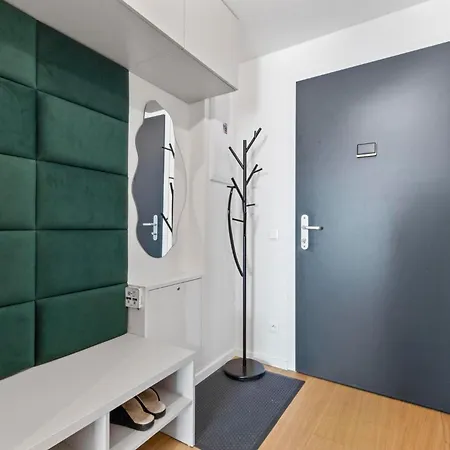 Liv Cashmere Nest W Balcony, Ac & Free Parking