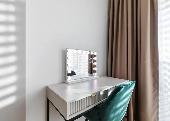 Liv Cashmere Nest W Balcony, Ac & Free Parking *